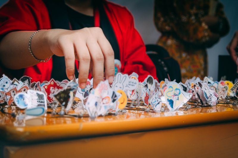 Tiếp nối thành công của các năm trước, “Ngày hội Nhật Bản” năm 2017 với chủ đề “Phiêu lưu” do CLB tiếng Nhật trường ĐH Ngoại Thương TP.HCM FJC đã được tổ chức vào ngày 14/5 vừa qua. 1 ngày hội mô phỏng 4 mùa, 17 gian hàng, 20 đối tác và hơn 2.000 vé được bán ra là những con số cực kì ấn tượng về ngày hội này. Sức hấp dẫn của “Ngày hội Nhật Bản 2017” không chỉ đến từ chủ đề “Phiêu lưu” mô phỏng lại những chuyến đi qua nhiều khung cảnh và thời gian mà còn qua những hoạt động giao lưu văn hóa đầy màu sắc và tràn ngập niềm vui. Hãy cùng Kilala điểm lại những khoảnh khắc đáng nhớ trong chuyến “Phiêu lưu” năm nay nhé! ngà hội nhật bản 2017 ngà hội nhật bản 2017 ngà hội nhật bản 2017 ngà hội nhật bản 2017 ngà hội nhật bản 2017 Tiếp nối thành công của các năm trước, “Ngày hội Nhật Bản” năm 2017 với chủ đề “Phiêu lưu” do CLB tiếng Nhật trường ĐH Ngoại Thương TP.HCM FJC đã được tổ chức vào ngày 14/5 vừa qua. 1 ngày hội mô phỏng 4 mùa, 17 gian hàng, 20 đối tác và hơn 2.000 vé được bán ra là những con số cực kì ấn tượng về ngày hội này. Sức hấp dẫn của “Ngày hội Nhật Bản 2017” không chỉ đến từ chủ đề “Phiêu lưu” mô phỏng lại những chuyến đi qua nhiều khung cảnh và thời gian mà còn qua những hoạt động giao lưu văn hóa đầy màu sắc và tràn ngập niềm vui. Hãy cùng Kilala điểm lại những khoảnh khắc đáng nhớ trong chuyến “Phiêu lưu” năm nay nhé! ngà hội nhật bản 2017 ngà hội nhật bản 2017 ngà hội nhật bản 2017 ngà hội nhật bản 2017 ngà hội nhật bản 2017